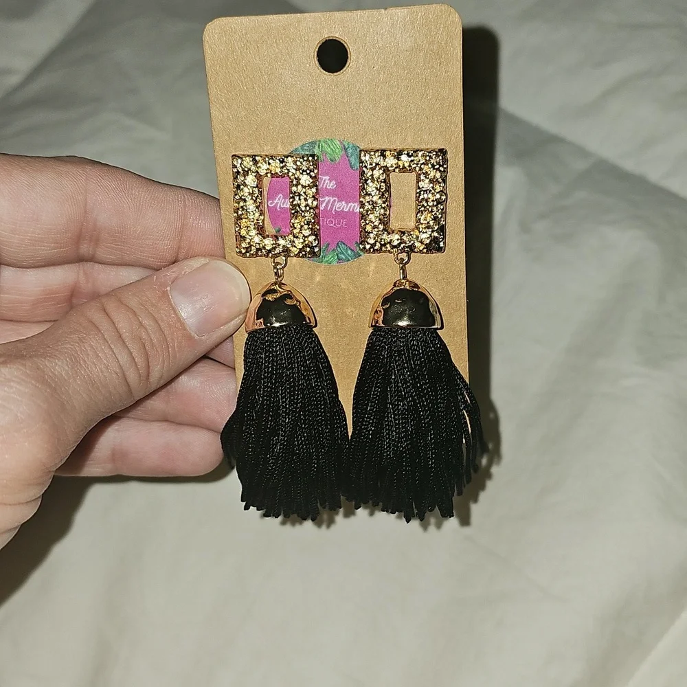 Womens Nwts Dangling Earrings. Black And Gold!!